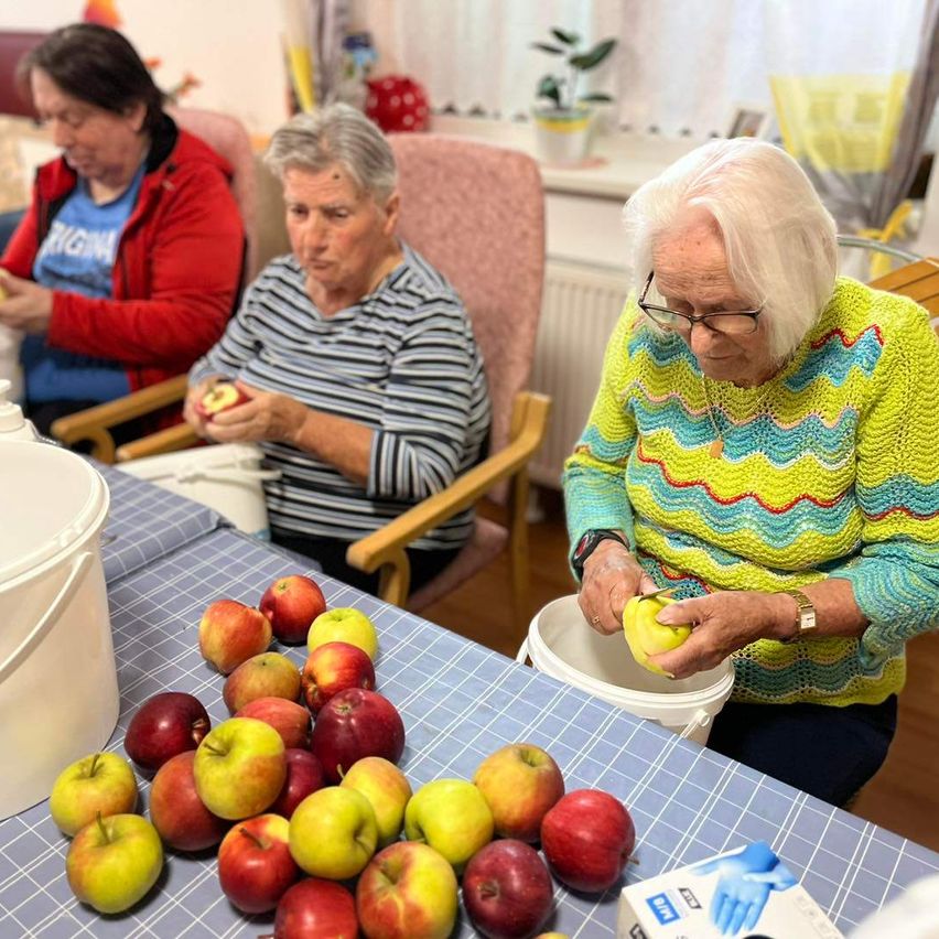 Bild enthält, Adult, Female, Person, Woman, People, Male, Man, Sweater, Head, Face