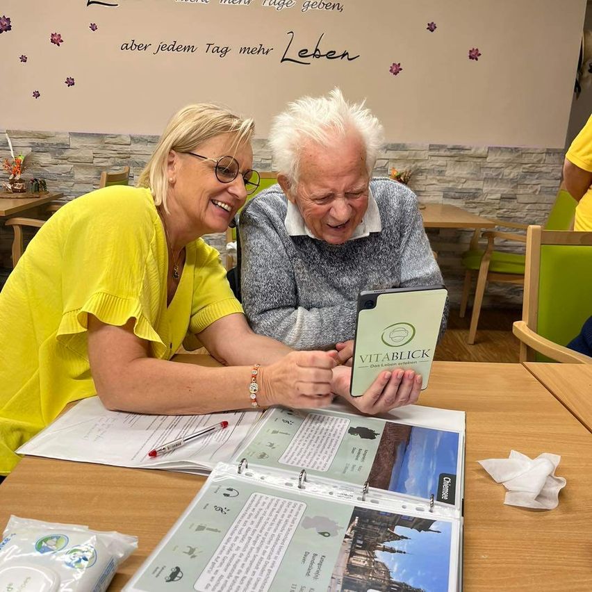 Bild enthält, Person, Text, Advertisement, Face, Head, Poster, Pen