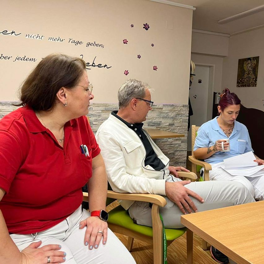 Bild enthält, Adult, Female, Person, Woman, Conversation, Male, Man, Head, Face, People