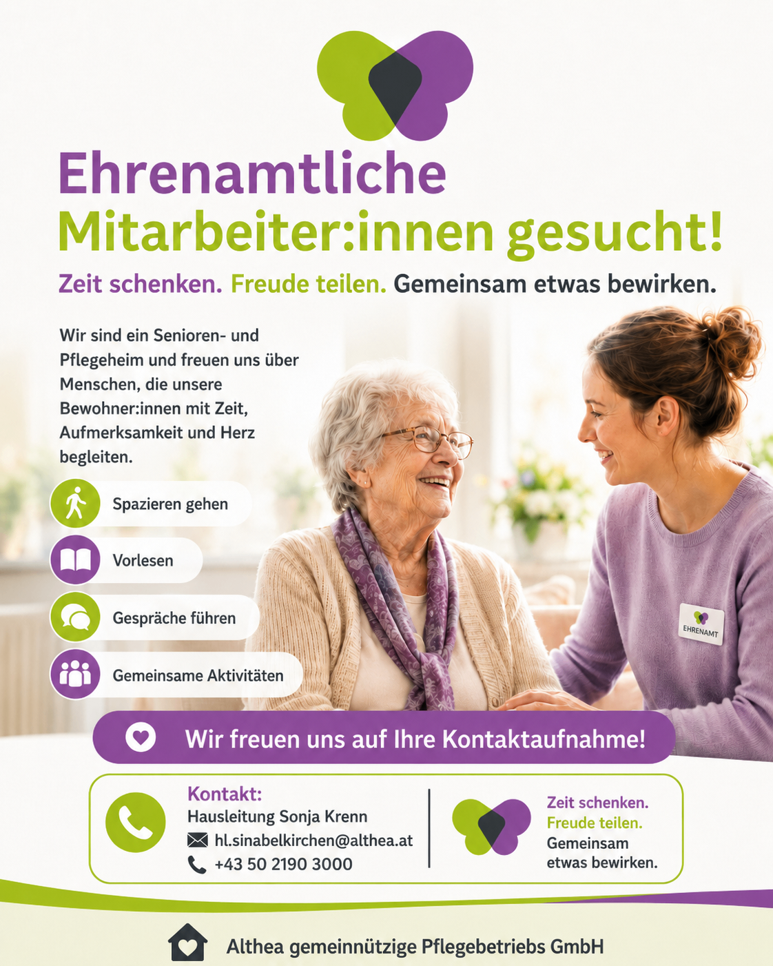 Ehrenamtliche Mitarbeiter:innen gesucht! Eine ältere Dame und eine junge Frau lächeln sich im Seniorenheim Althea an.