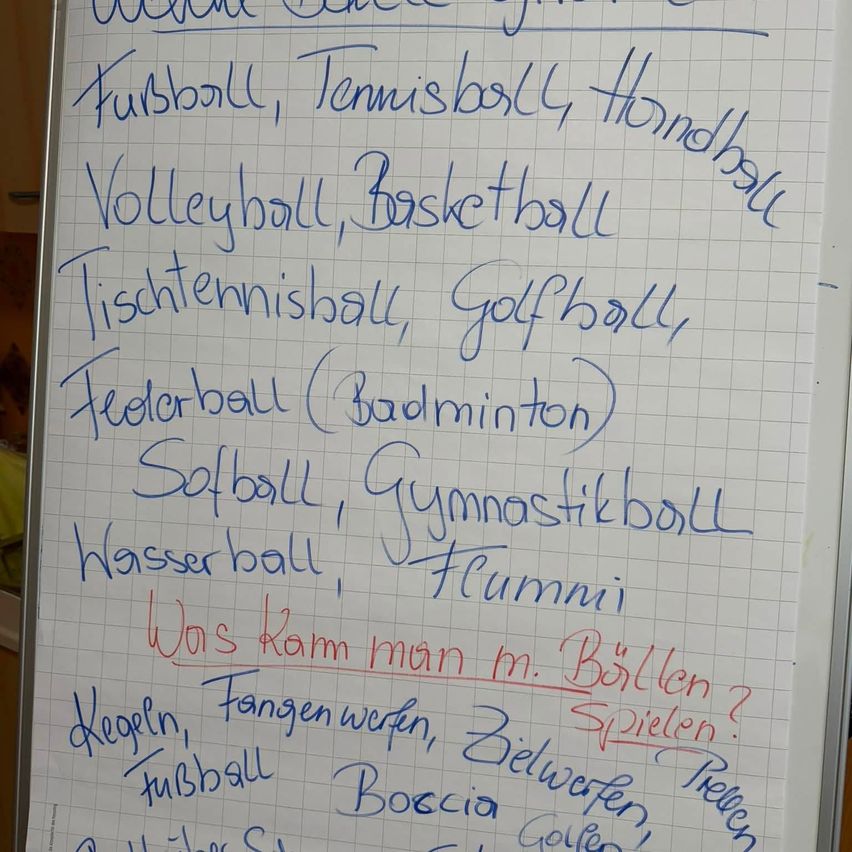 Ein Whiteboard mit einer Liste von Sportarten, die mit blauen und roten Markern geschrieben sind. Die Sportarten umfassen Fußball, Tennis, Handball, Volleyball, Basketball, Tischtennis, Golf, Badminton, Softball, Gymnastik, Wasserball und andere. Die Frage 'Was kann man in M. Bollen spielen?' ist ebenfalls geschrieben.