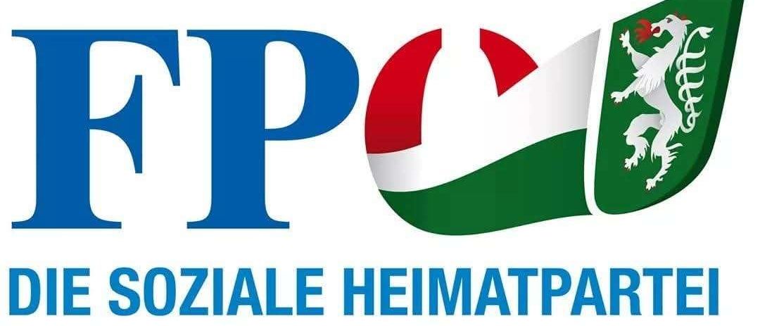 Logo der FPO mit einem weissen Löwen auf einem grünen Schild, roten und weissen Streifen und blauen Buchstaben.