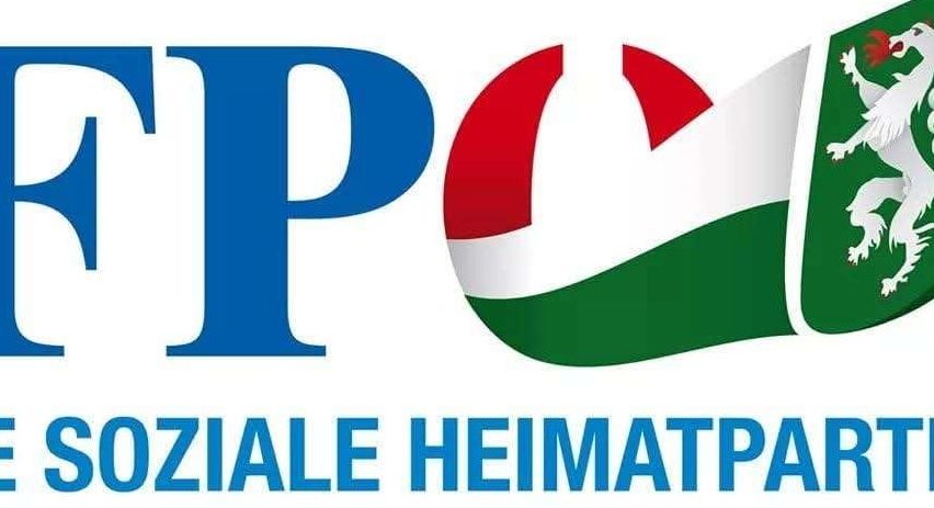 Logo der FPO mit einem weissen Löwen auf einem grünen Schild, roten und weissen Streifen und blauen Buchstaben.