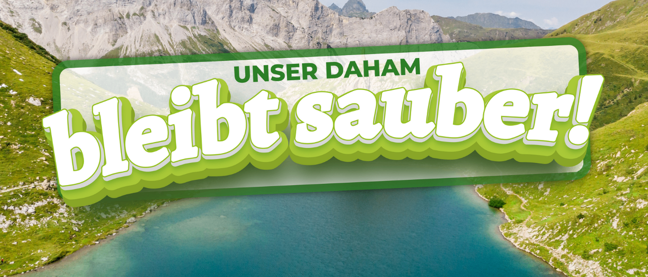 Ein landschaftliches Bild zeigt einen ruhigen See mit Bergen im Hintergrund. Der Schriftzug lautet 'Unser Daham bleibt sauber!' und darunter 'IDEEN-WETTBEWERB.' Es wirbt für eine saubere Zukunft.