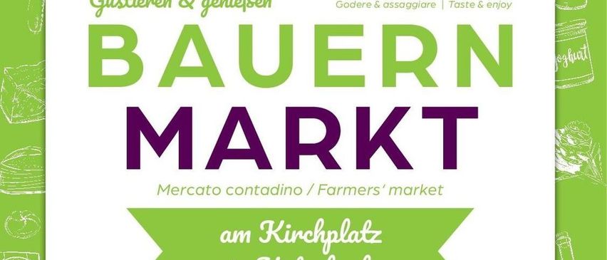 Plakat für die Bauernmarkt-Veranstaltung. Es zeigt eine farbenfrohe Illustration verschiedener frischer Produkte und Fleischsorten. Der Titel 'Bauernmarkt' steht in großen Buchstaben, darunter 'Mercato contadino / Bauernmarkt'. Es findet am Kirchplatz in Kötschach statt.