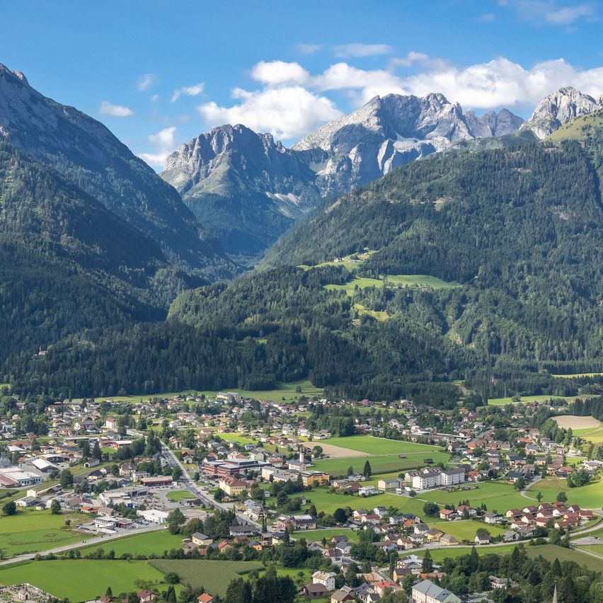 Bild enthält, Mountain, Mountain Range, Nature, Outdoors, Peak, Scenery, Valley, Countryside, Building, Landscape