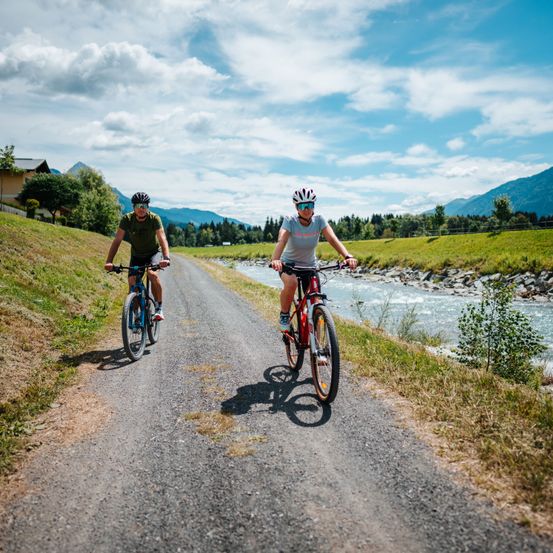 Bild enthält, Helmet, Bicycle, Transportation, Vehicle, Person, Machine, Wheel, Cycling, Sport, Road