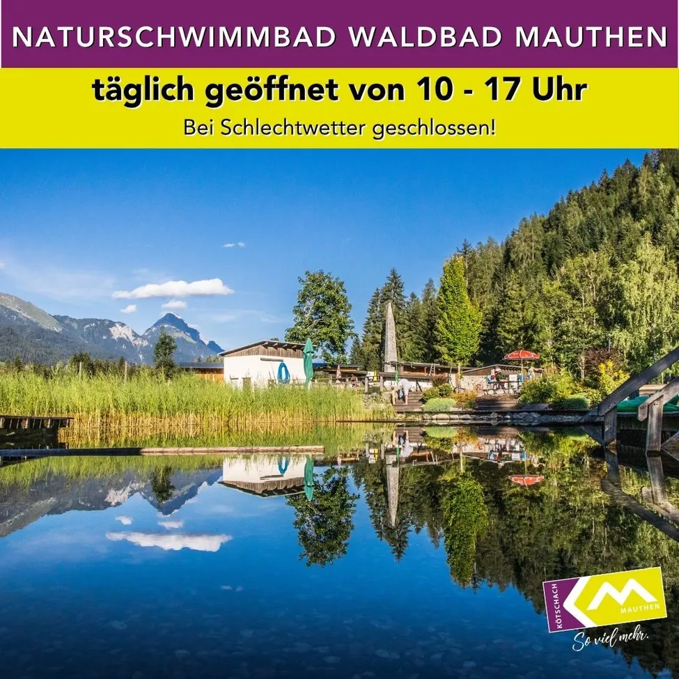 Ein szenisches Poster für das Naturschwimmbad Waldbad Mauthen, das einen ruhigen See mit Spiegelungen, ein kleines weißes Gebäude und üppige Grünflächen zeigt. Das Poster gibt an, dass die Einrichtung täglich von 10 Uhr bis 17 Uhr geöffnet ist.