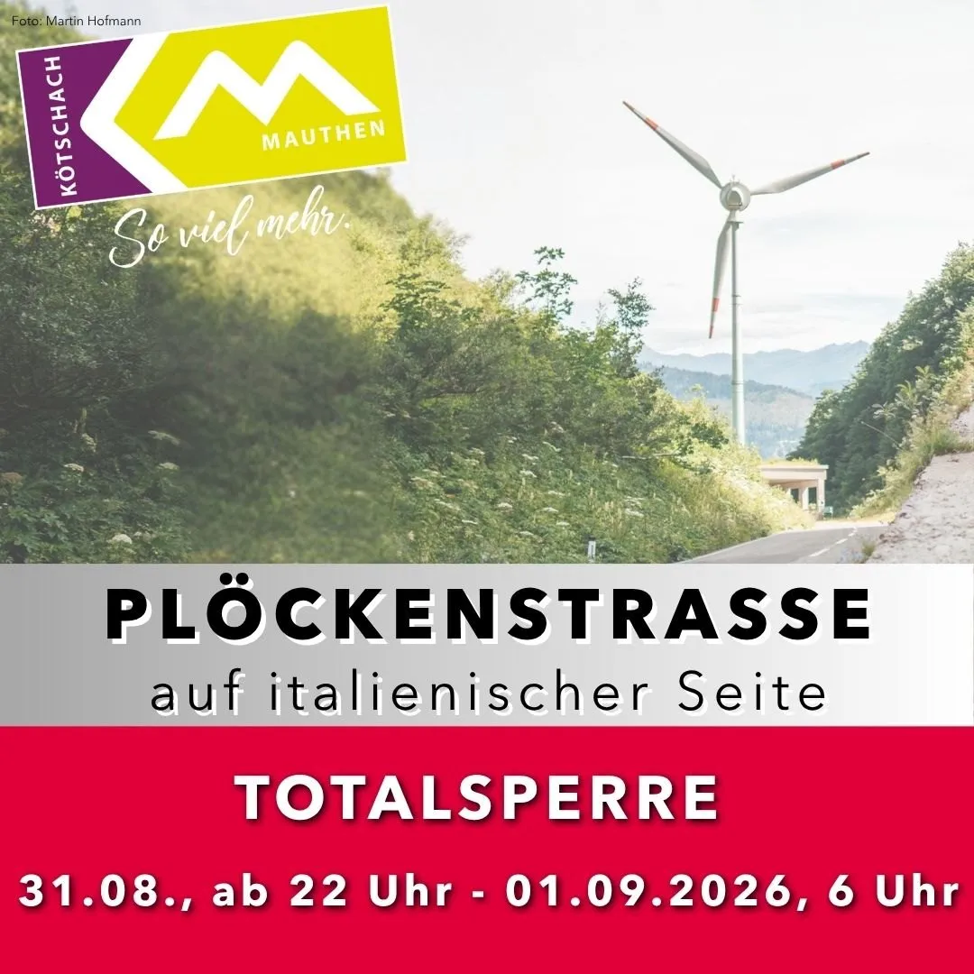 Ein Werbeplakat für die Plockenstrasse-Veranstaltung auf der italienischen Seite, mit einer Windkraftanlage in einer grünen Landschaft und Bergen im Hintergrund. Die Veranstaltung findet vom 31. August bis 1. September 2026 statt.