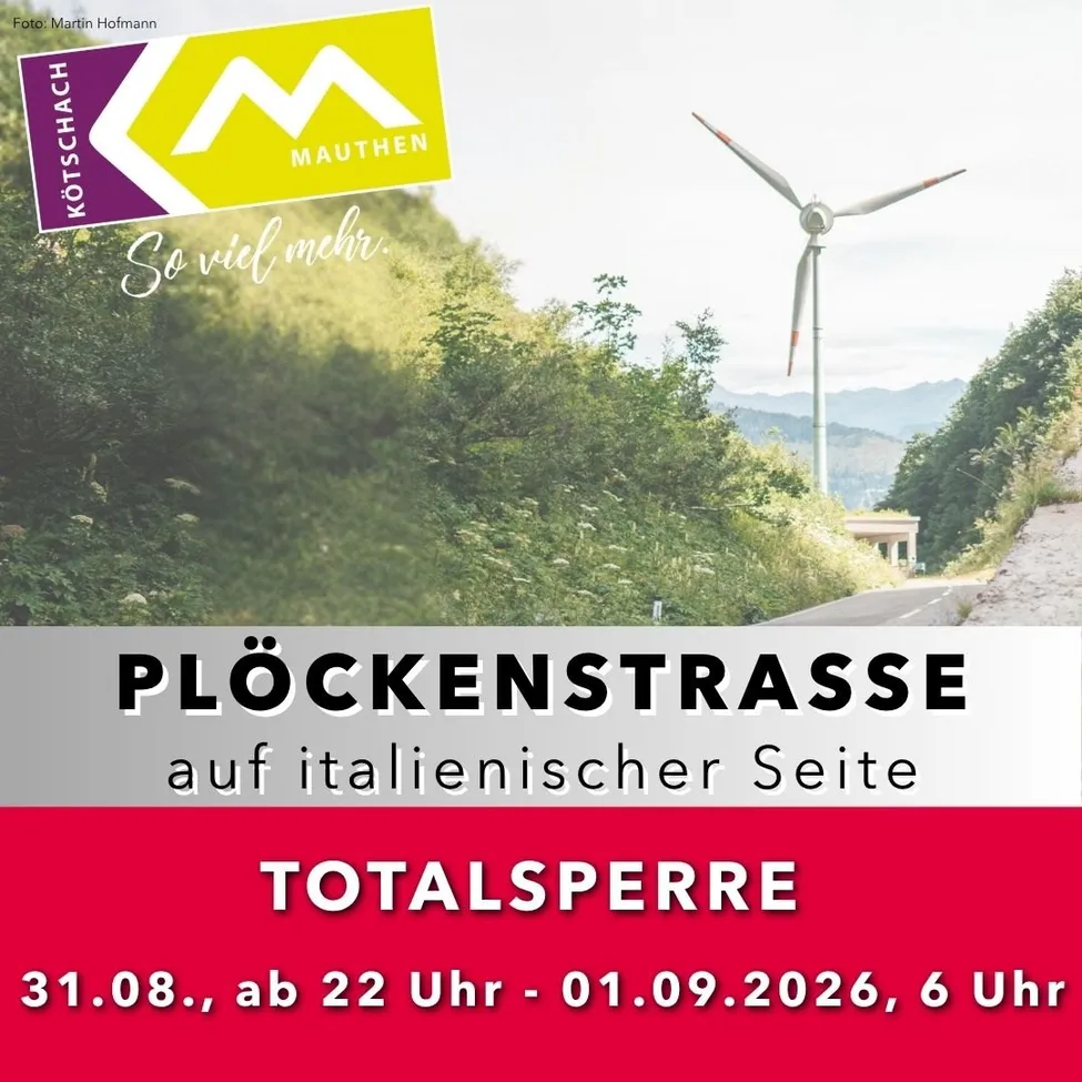 Ein Werbeplakat für die Plockenstrasse-Veranstaltung auf der italienischen Seite, mit einer Windkraftanlage in einer grünen Landschaft und Bergen im Hintergrund. Die Veranstaltung findet vom 31. August bis 1. September 2026 statt.
