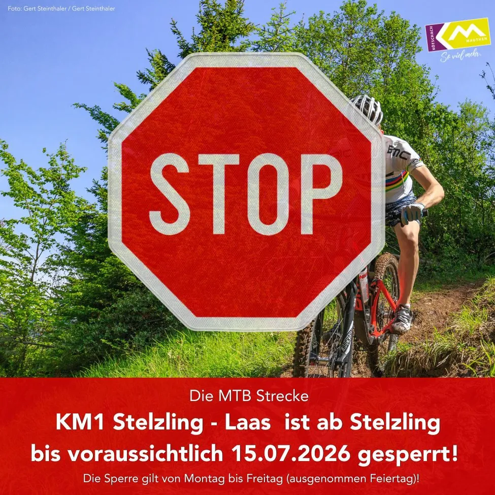 Ein Stoppschild im Vordergrund mit einem Radfahrer im Hintergrund. Das Bild zeigt an, dass die MTB-Route bis zum 15.07.2026 gesperrt ist.