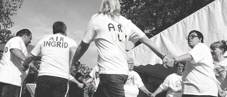 Bild enthält, T-Shirt, People, Person, Shirt, Walking, Adult, Male, Man, Baby, Glasses