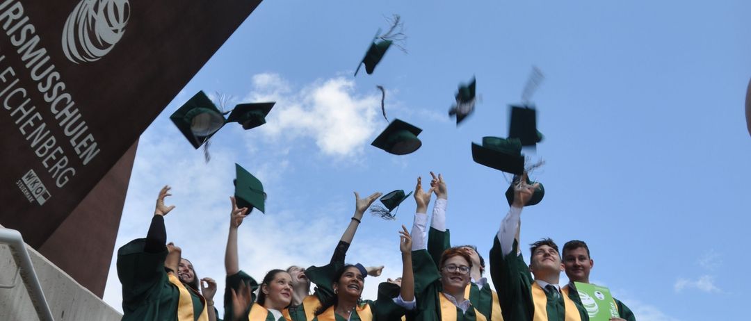 Bild enthält, People, Person, Graduation, Adult, Female, Woman, Male, Man, Animal, Bird