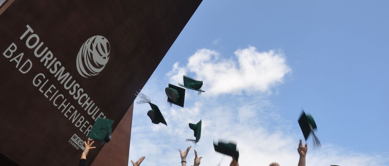 Bild enthält, People, Person, Graduation, Flower Arrangement, Flower Bouquet, Adult, Bride, Female, Woman, Man