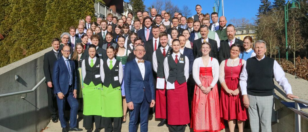 Bild enthält, People, Person, Blazer, Coat, Jacket, Formal Wear, Suit, Pants, Groupshot, Man