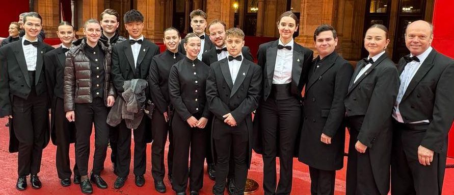 Bild enthält, Groupshot, Person, Adult, Male, Man, Suit, Female, Woman, People, Coat