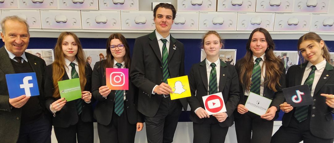 Bild enthält, Groupshot, Person, Adult, Female, Woman, Male, Man, Suit, Face, Shoe