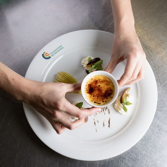 Bild enthält, Food, Food Presentation, Adult, Male, Man, Person, Plate, Beverage, Coffee, Coffee Cup