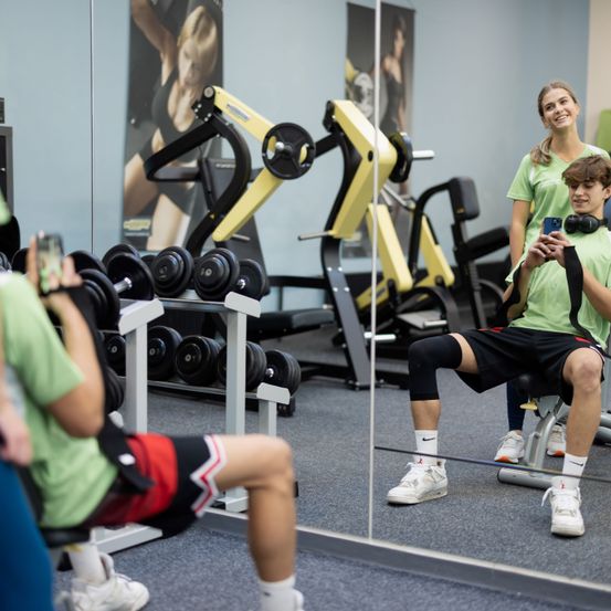 Bild enthält, Shoe, Adult, Female, Person, Woman, Boy, Male, Teen, Child, Mobile Phone