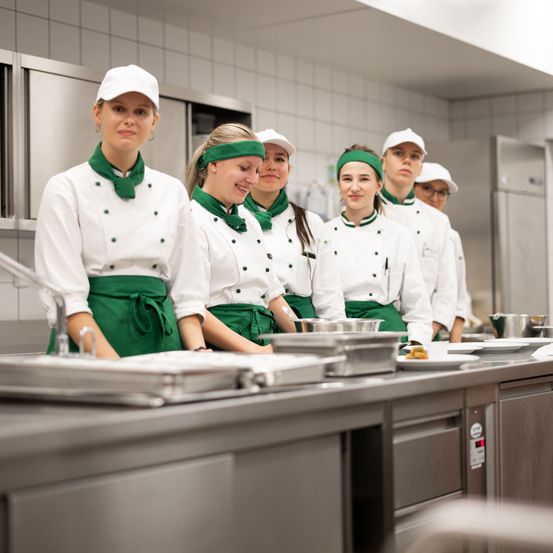 Bild enthält, Chef, Person, Boy, Child, Male, Adult, Female, Woman, Glasses, Hat