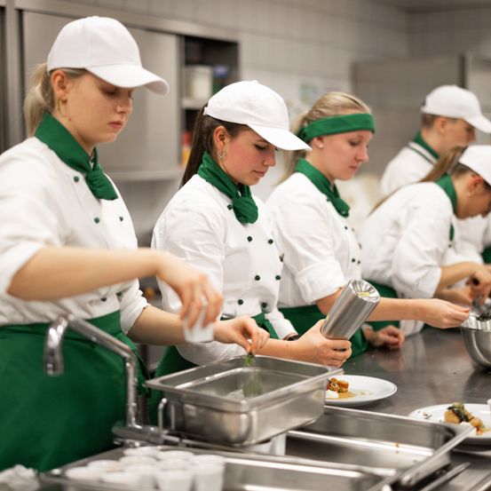 Bild enthält, Chef, Person, Adult, Female, Woman, Culinary, Hat, Face, Head, Coffee Cup