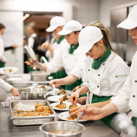 Bild enthält, Adult, Female, Person, Woman, Chef, Food, Food Presentation, Face, Head, Hat