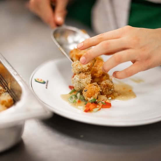 Bild enthält, Food, Food Presentation, Person, Plate, Tater Tots