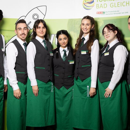 Bild enthält, Female, Girl, Person, Teen, Adult, Male, Man, Suit, Coat, Face