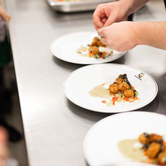 Bild enthält, Food, Food Presentation, Plate, Person