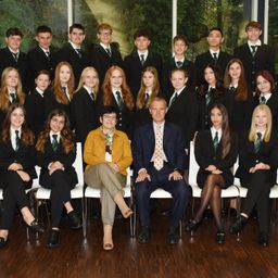 Bild enthält, Groupshot, Person, Adult, Female, Woman, Male, Man, Suit, Girl, Teen