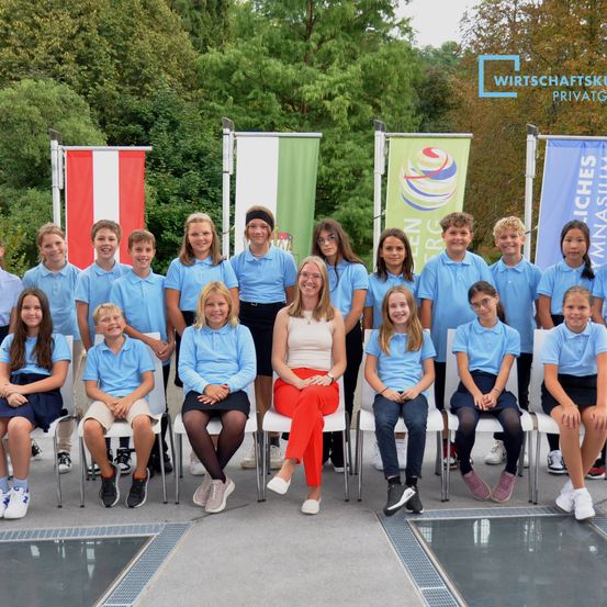 Bild enthält, People, Person, Groupshot, Female, Girl, Teen, Shoe, Shorts, Face, Jeans