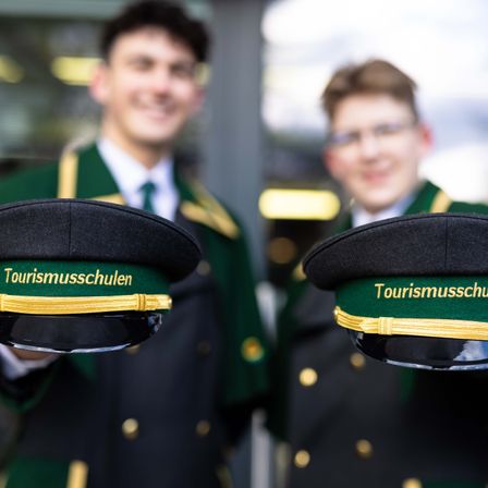 Bild enthält, Officer, Person, Adult, Male, Man, Military, Military Officer, Captain, Face, Tie