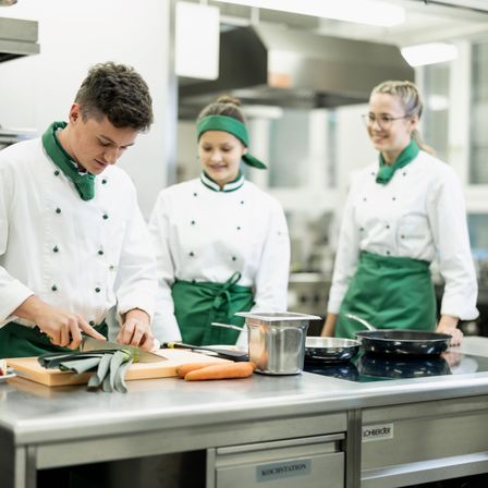 Bild enthält, Boy, Child, Male, Person, Adult, Man, Chef, Female, Woman, Glasses