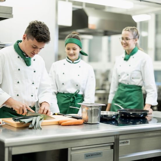 Bild enthält, Boy, Child, Male, Person, Adult, Man, Chef, Female, Woman, Glasses