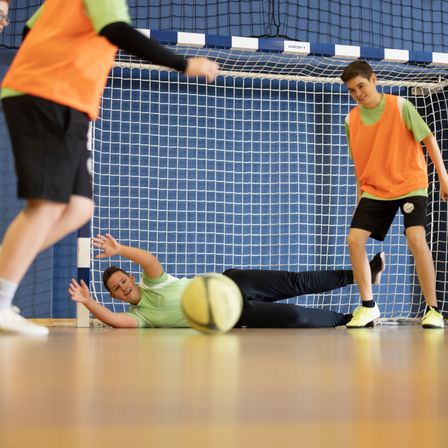 Bild enthält, Sphere, Shoe, Boy, Male, Person, Teen, Child, Adult, Female, Woman