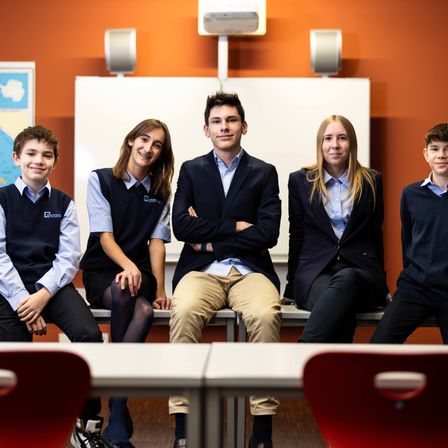 Bild enthält, Groupshot, Person, Adult, Male, Man, Female, Woman, People, Coat, Shoe