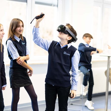 Bild enthält, Female, Girl, Person, Teen, Adult, Woman, Student, Shoe, Male, Man