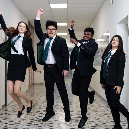 Bild enthält, Groupshot, Person, Formal Wear, Suit, Adult, Male, Man, Skirt, Pants, Tie
