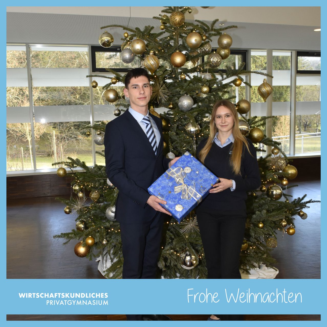 Bild enthält, Adult, Female, Person, Woman, Male, Man, Formal Wear, Suit, Christmas Decorations, Tree