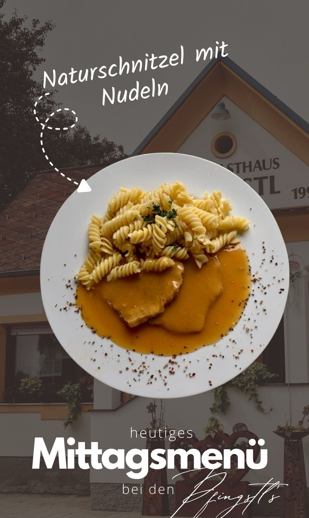 Ein Teller mit Nudeln und Fleischsauce steht vor einem Gebäude mit der Aufschrift 'Stahlhaus 191'.