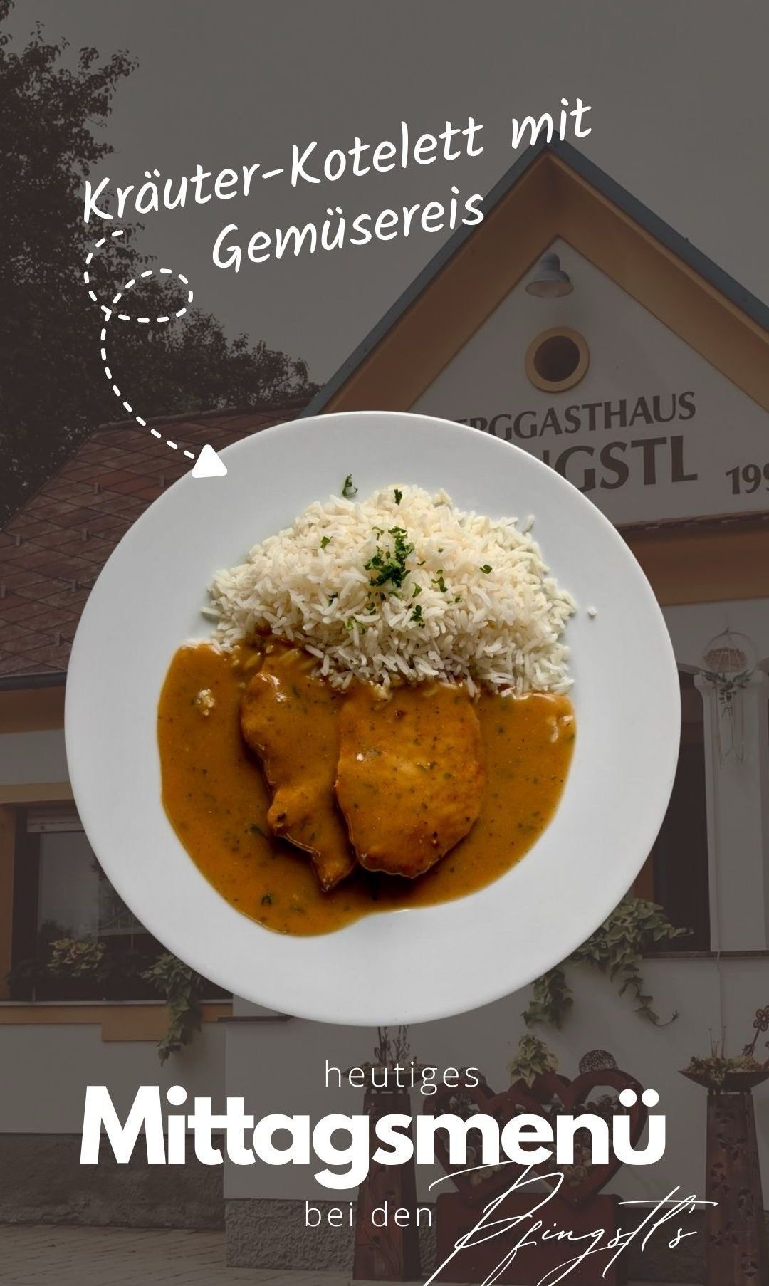 Ein Teller mit Reis und Currysauce, vor einem Haus namens 'Eggasthaus' platziert.