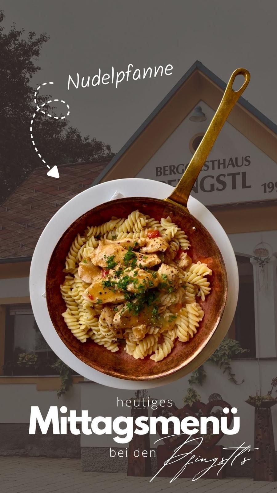 Eine Pfanne mit Nudeln, Huhn und grünen Kräutern. Sie steht auf einem Teller vor einem Restaurant namens Bergsthaus in Deutschland.