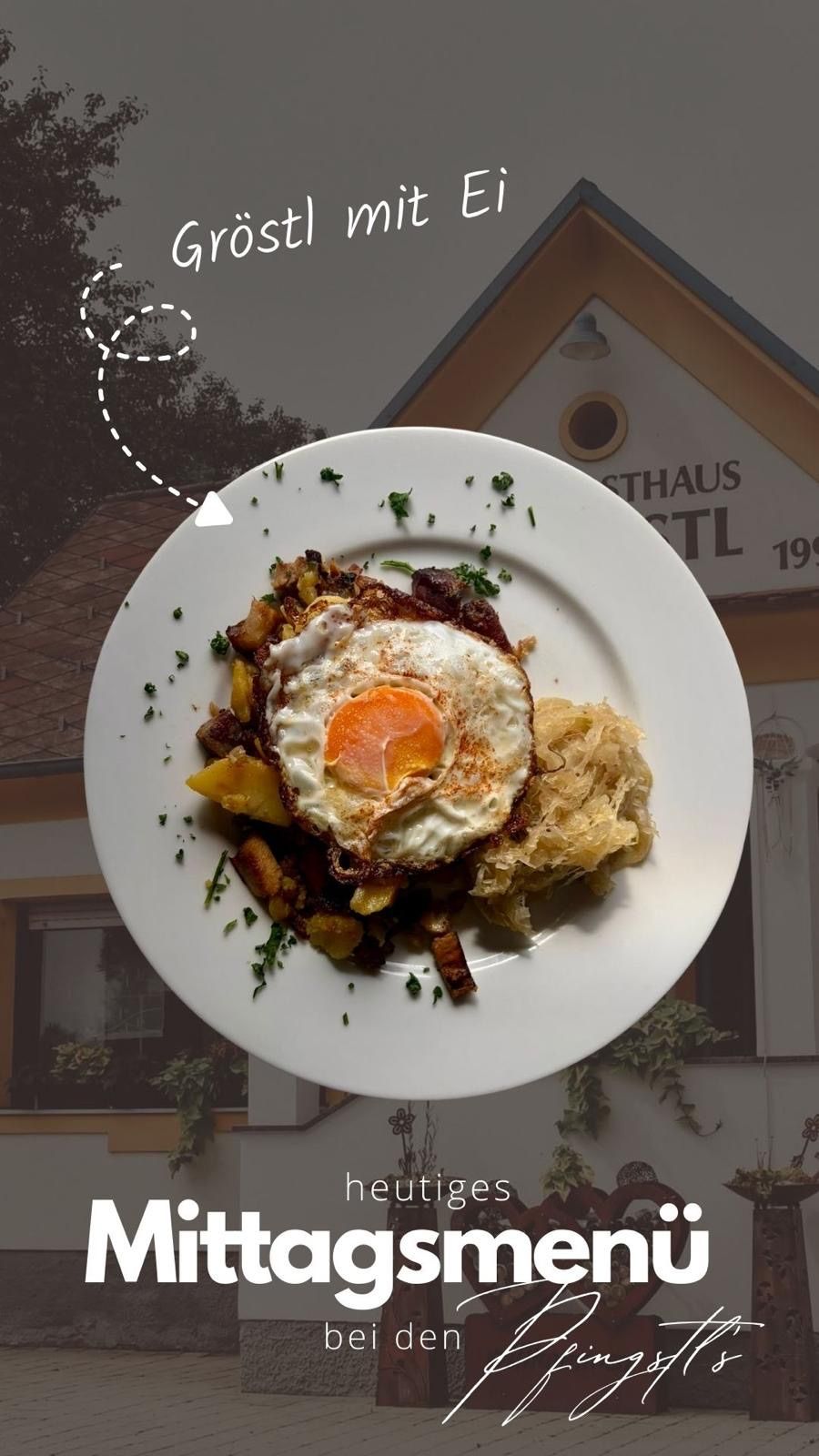 Ein weißer Teller mit einem Spiegelei, Kartoffeln und Sauerkraut. Der Teller befindet sich auf dem Dach eines Gebäudes.