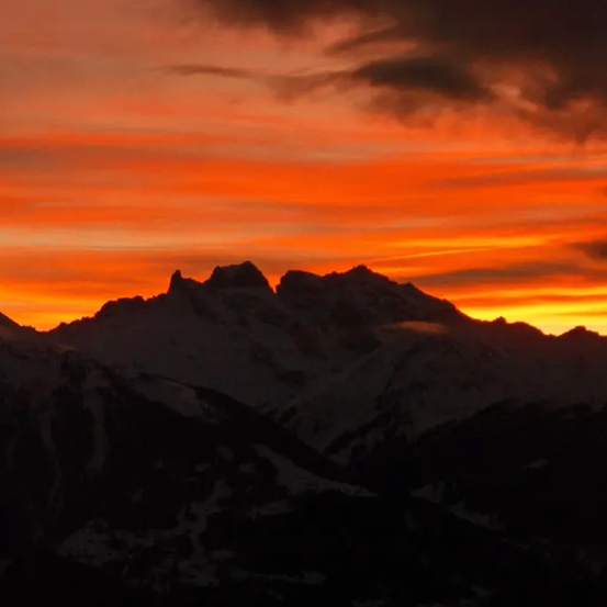 Bild enthält, Nature, Outdoors, Sky, Sunset, Mountain, Mountain Range, Sunrise, Scenery, Peak, Landscape