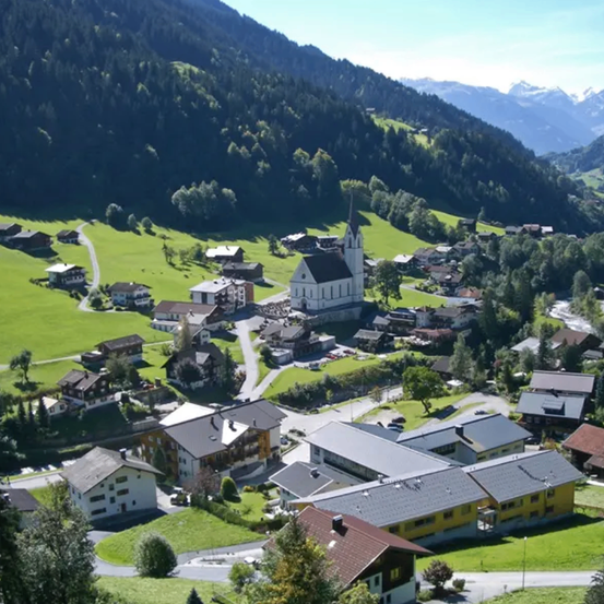 Bild enthält, Outdoors, Architecture, Building, Nature, Countryside, Rural, Village, Aerial View, Housing, House