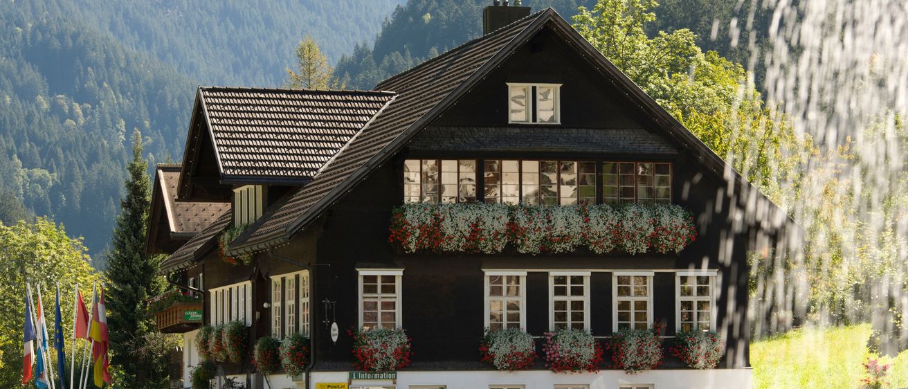 Bild enthält, Cottage, House, Housing, Hotel, Resort, Car, Neighborhood, Nature, Outdoors, Tree