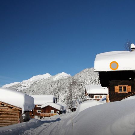 Bild enthält, Outdoors, Shelter, Countryside, Hut, Nature, Rural, Housing, House, Cabin, Person