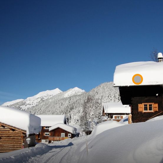 Bild enthält, Outdoors, Shelter, Countryside, Hut, Nature, Rural, Housing, House, Cabin, Person