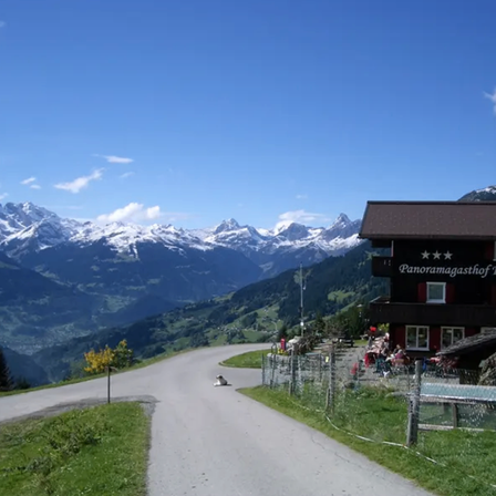 Bild enthält, Outdoors, Road, Building, Housing, House, Aerial View, Machine, Wheel, Motorcycle, Vehicle