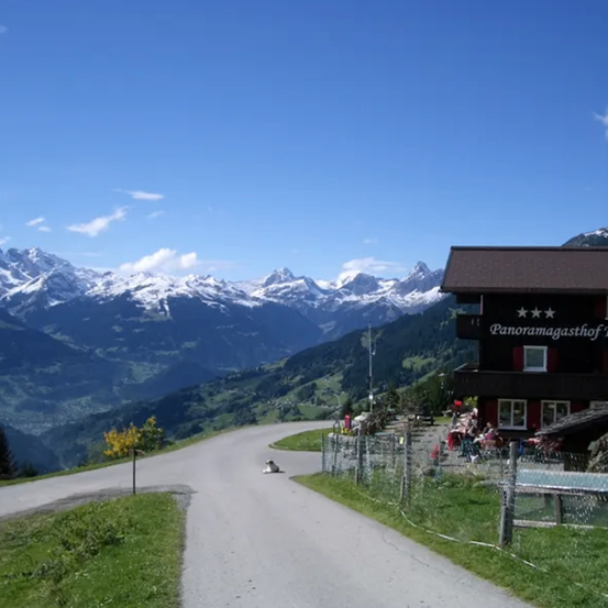 Bild enthält, Outdoors, Road, Building, Housing, House, Aerial View, Machine, Wheel, Motorcycle, Vehicle